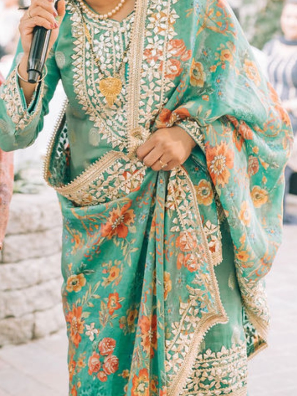 Size L and Xl mix. Fits in 5.6 girl. Sharara suit.